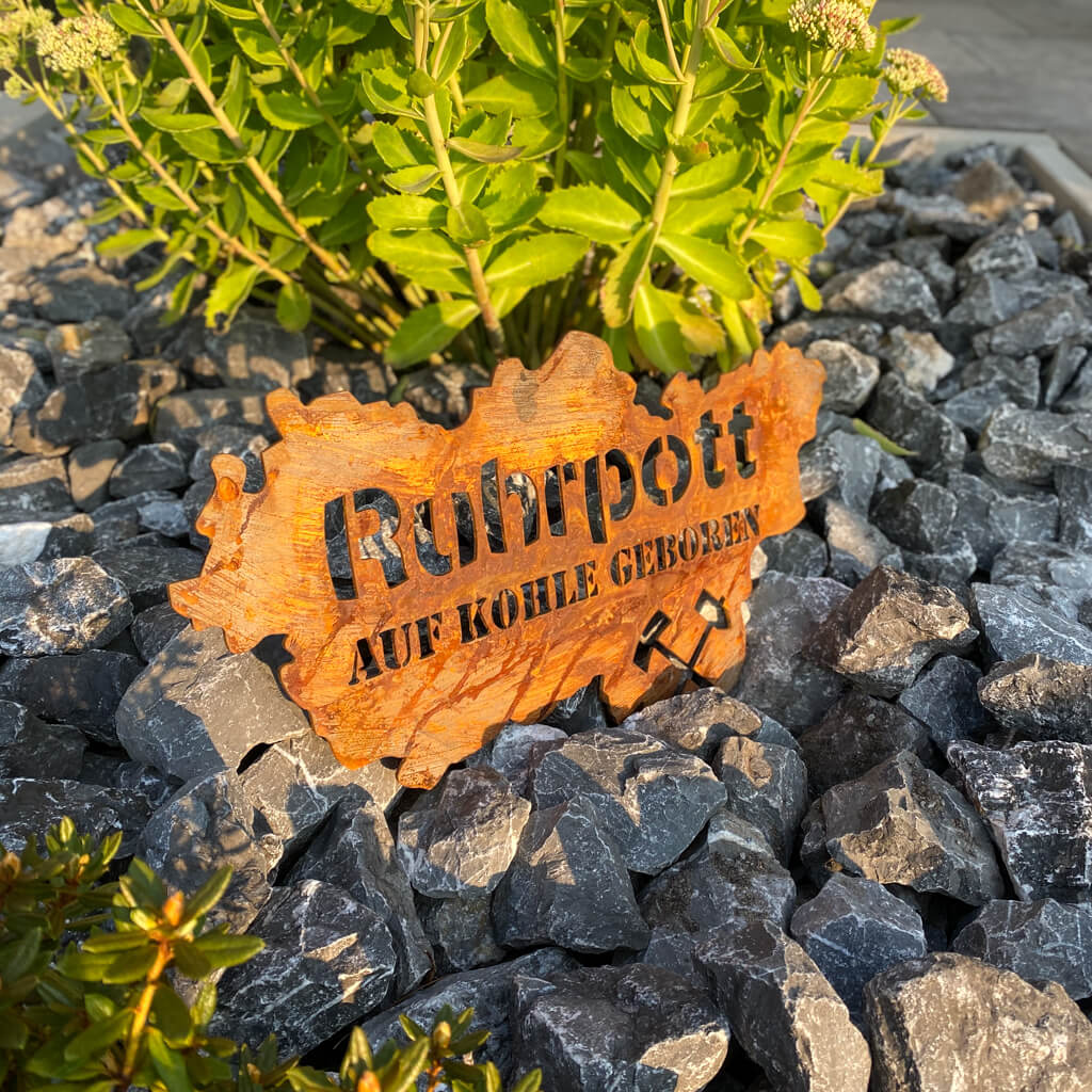 Ruhrpott Schild mit dem Spruch auf Kohle geboren mit Rostpatina