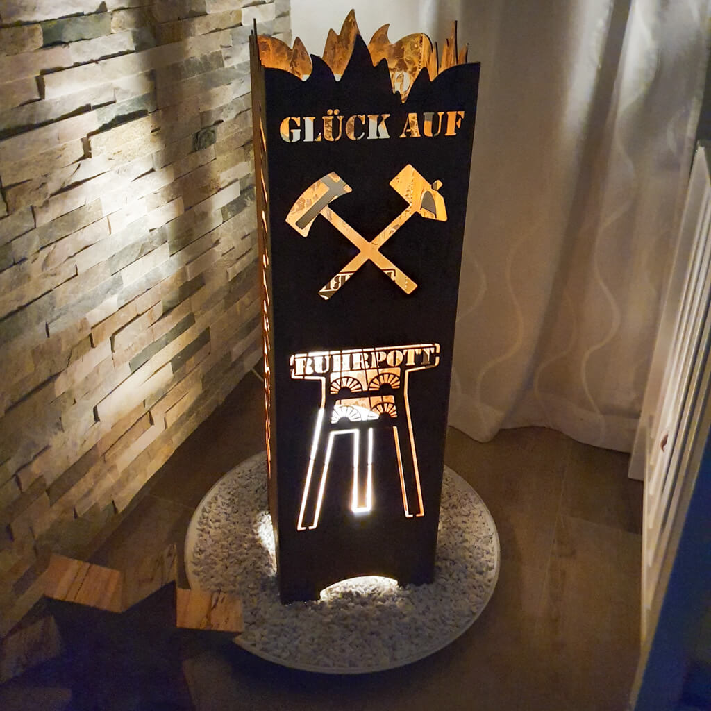 Ruhrpott Feuertonne Feuersäule mit Rostpatina beleuchetet