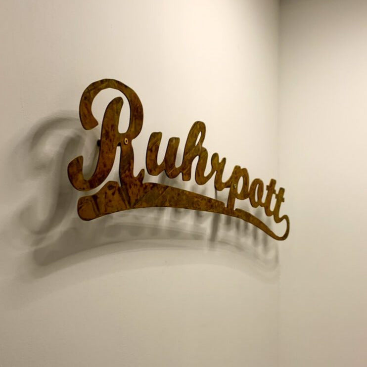 Ruhrpott Schriftzug in 120cm mit Rostpatina vor einer weißen Wand