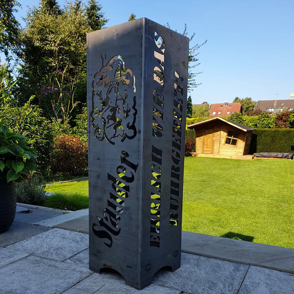Stauder Pils Feuertonne in Walzblau mit Schriftzug "Ehrlich wie das Ruhrgebiet" und Logo