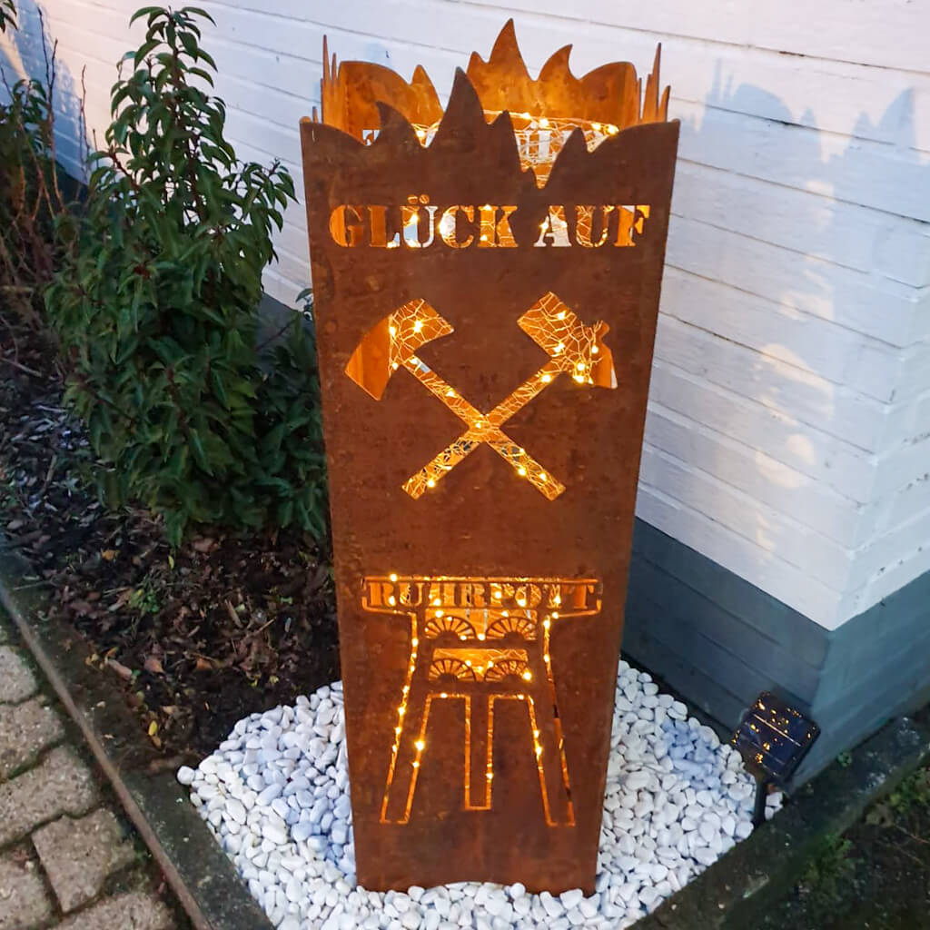 Ruhrpott Feuertonne Feuersäule mit Rostpatina beleuchtet