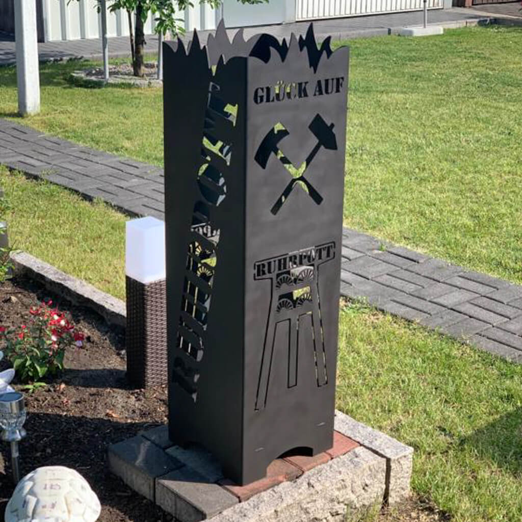 Ruhrpott Feuertonne Feuersäule in Schwarz im Garten 