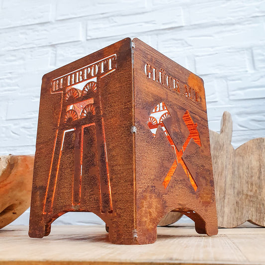 Kleiner Teelichthalter Ruhrgebiet mit Glück auf mit dem Bergmanns Symbol Eisen und Schlägel in Edelrost. Der Zechenturm mit der Aufschrift Ruhrpott ist natürlich auch mit drauf