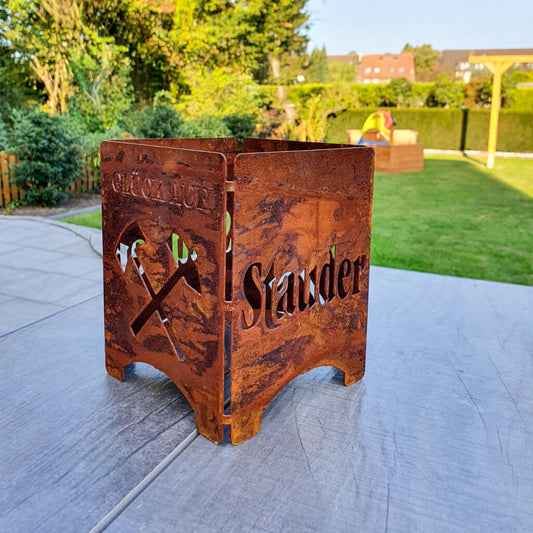 Stauder Pils Teelichthalter / Windlichthalter auf dem Tisch in Rost